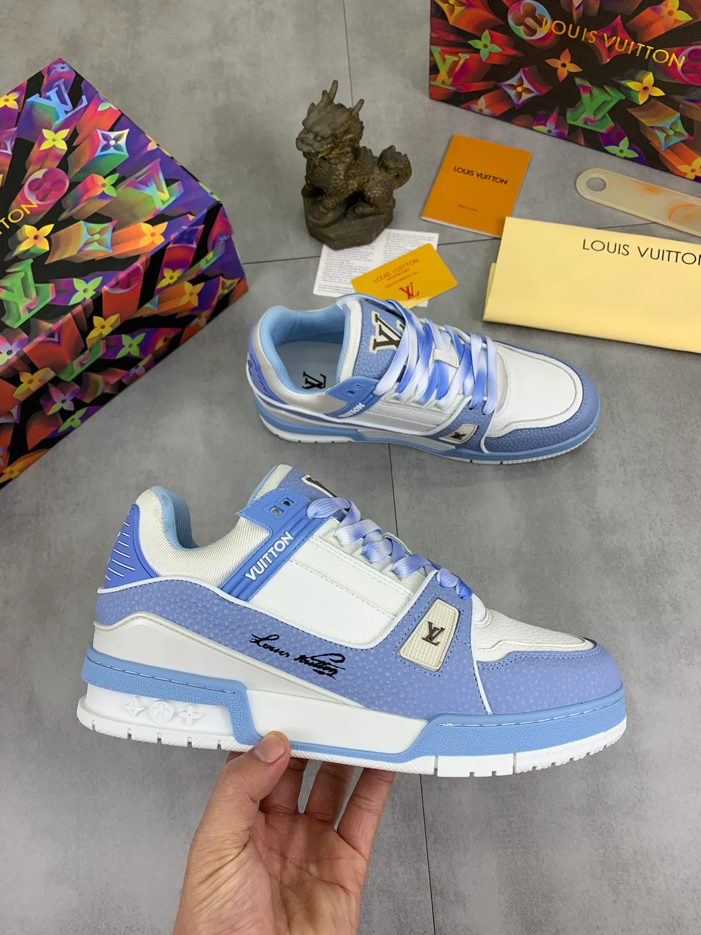Men's men's shoes 💰P580 New style 💰💎💎Latest color High version 2025Louis*Vuitto* LV Traine Catwalk TRAINER outsole and fabric private model A shoe that definitely costs a lot of money and effort. This series was designed after the arrival of Vifgil. It is favored by many fans every season. Original TPU outsole Original packaging Color: black Available in white (available from stock, super fast shipping) Code number: 35-46